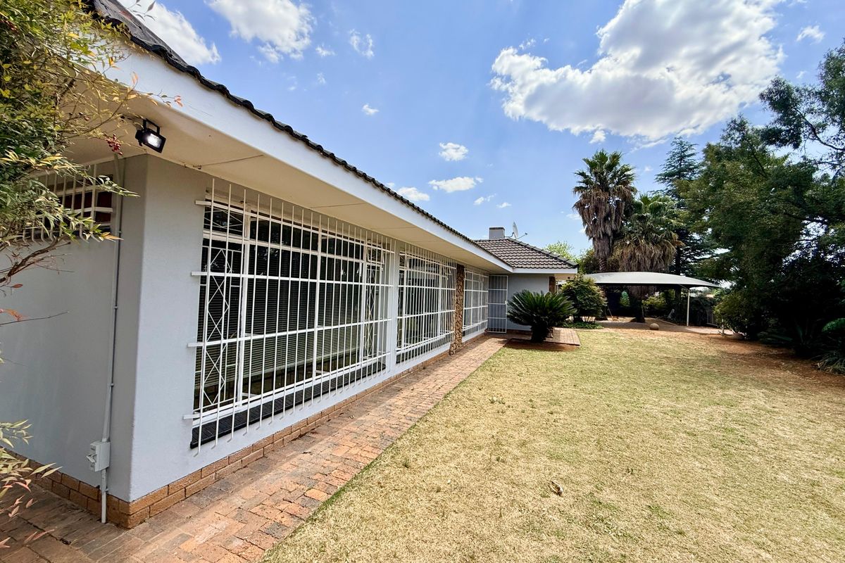 Spacious 3-Bedroom Family Home with Flatlet & Indoor Pool! - Photo 3