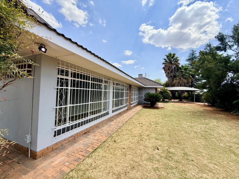 Spacious 3-Bedroom Family Home with Flatlet & Indoor Pool! - Photo 3