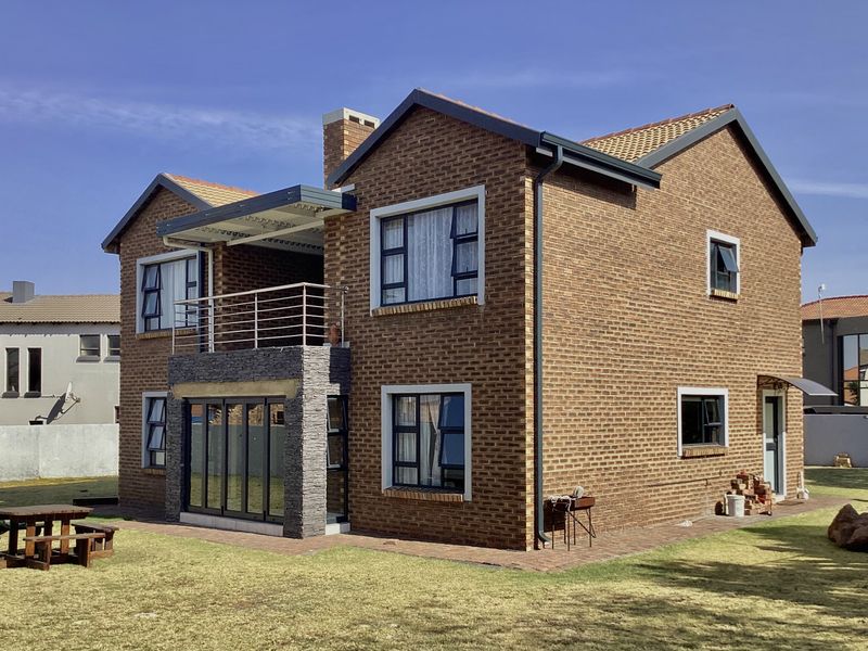 Spacious family home in a secure estate - Photo 2