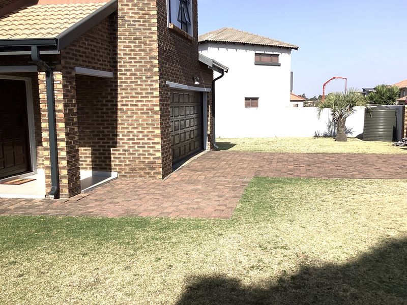 Spacious family home in a secure estate - Photo 4