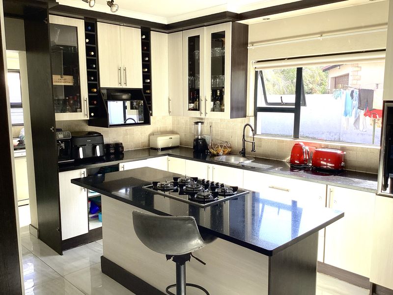 Spacious family home in a secure estate - Photo 10