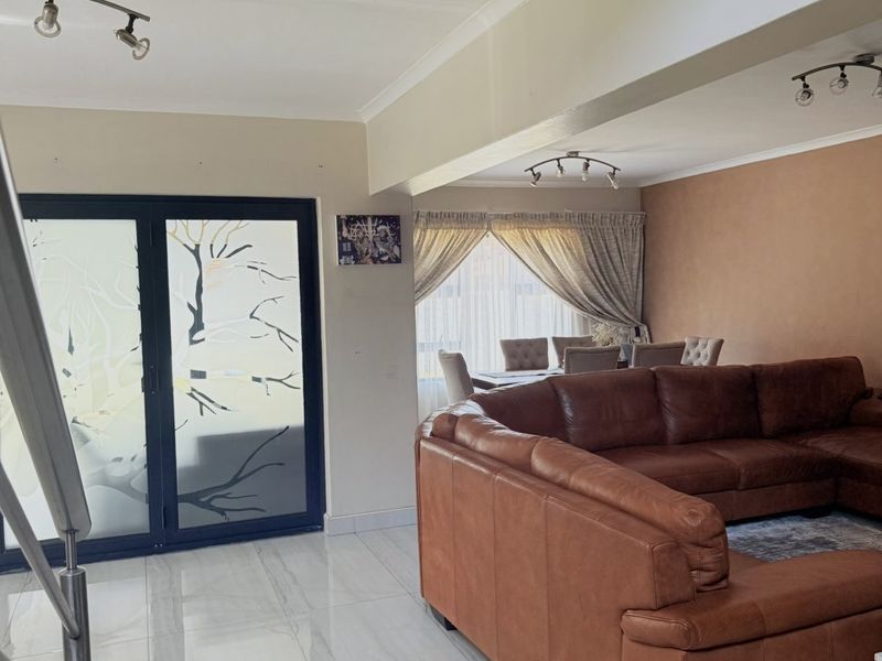 Spacious family home in a secure estate - Photo 9