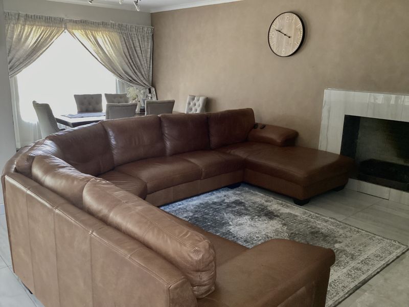 Spacious family home in a secure estate - Photo 7