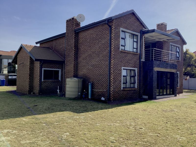 Spacious family home in a secure estate - Photo 3