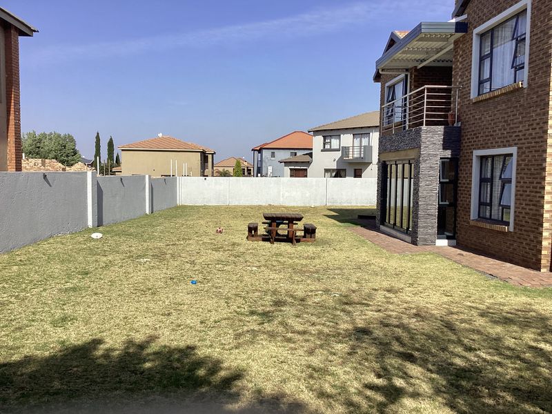 Spacious family home in a secure estate - Photo 5