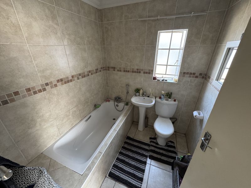 3-Bedroom, 2-Bathroom Home in Secure Estate with 24-Hour Guarded Access - Photo 6