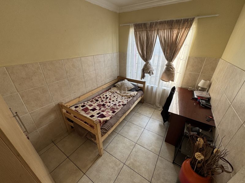 3-Bedroom, 2-Bathroom Home in Secure Estate with 24-Hour Guarded Access - Photo 7