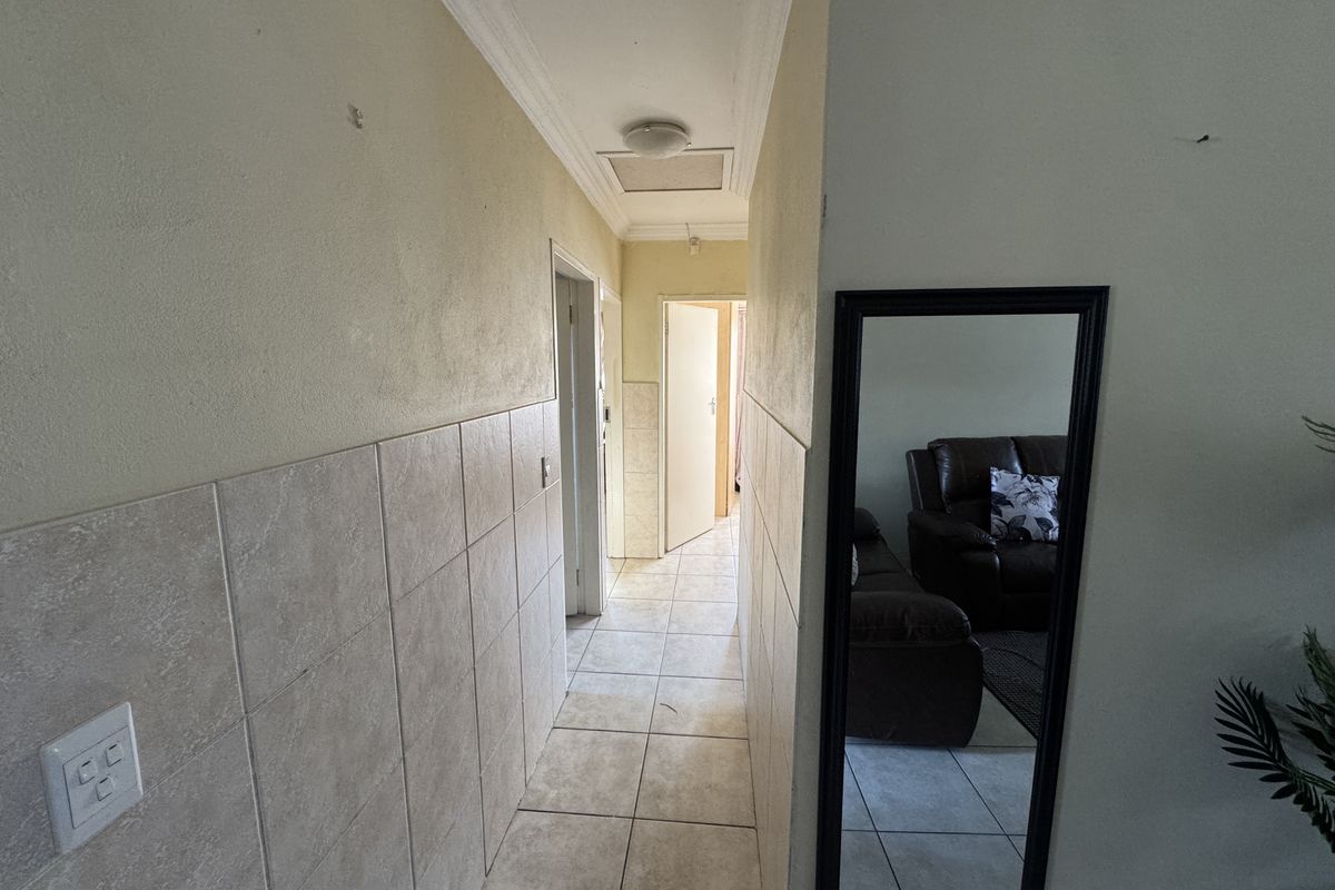 3-Bedroom, 2-Bathroom Home in Secure Estate with 24-Hour Guarded Access - Photo 5