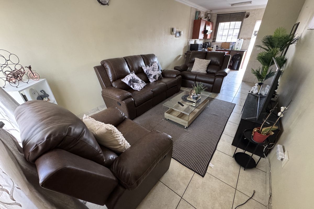 3-Bedroom, 2-Bathroom Home in Secure Estate with 24-Hour Guarded Access - Photo 3