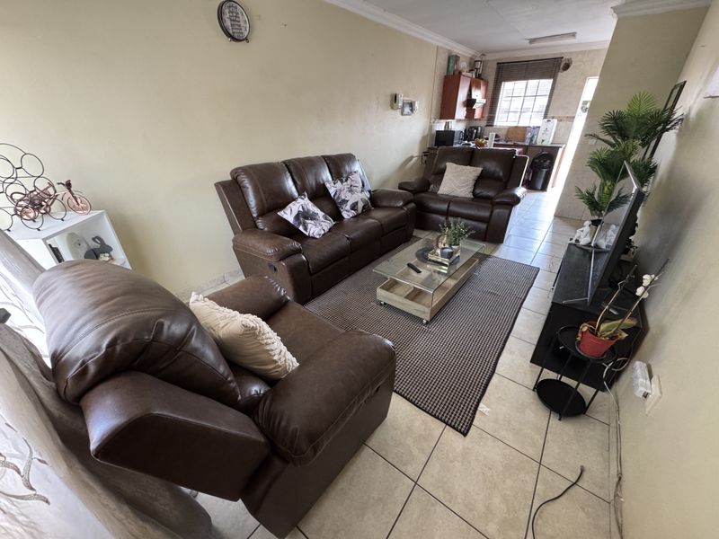 3-Bedroom, 2-Bathroom Home in Secure Estate with 24-Hour Guarded Access - Photo 3