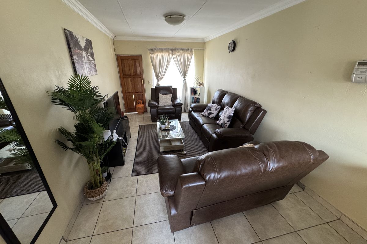 3-Bedroom, 2-Bathroom Home in Secure Estate with 24-Hour Guarded Access - Photo 4