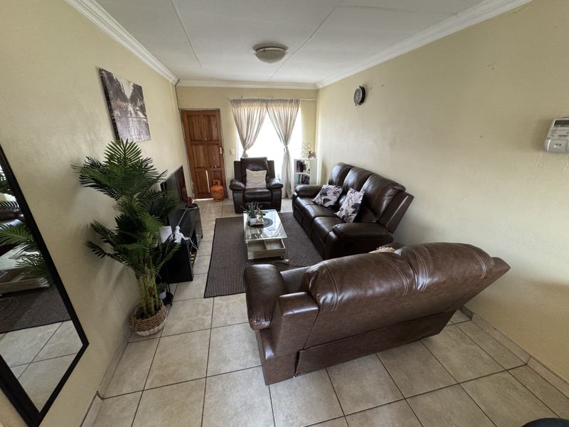 3-Bedroom, 2-Bathroom Home in Secure Estate with 24-Hour Guarded Access - Photo 4