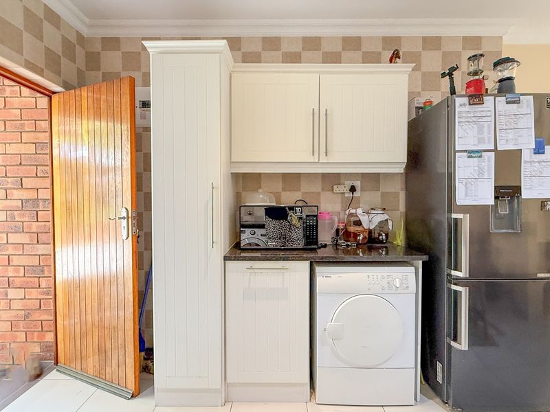 Spacious 4-Bedroom Duplex in Prime Location in Shakas Rock - Photo 9