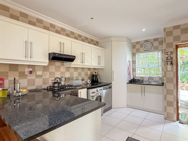 Spacious 4-Bedroom Duplex in Prime Location in Shakas Rock - Photo 8