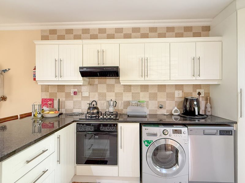 Spacious 4-Bedroom Duplex in Prime Location in Shakas Rock - Photo 7