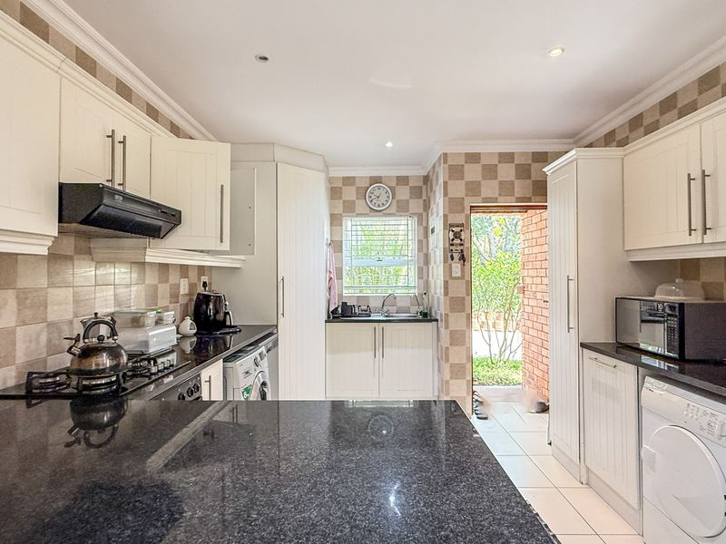 Spacious 4-Bedroom Duplex in Prime Location in Shakas Rock - Photo 6