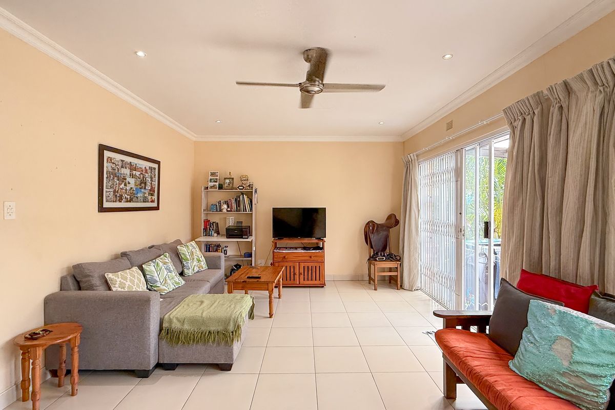 Spacious 4-Bedroom Duplex in Prime Location in Shakas Rock - Photo 2