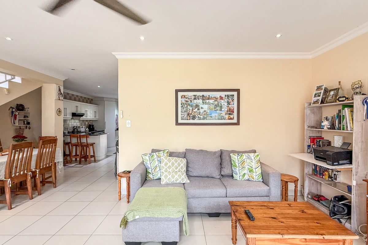 Spacious 4-Bedroom Duplex in Prime Location in Shakas Rock - Photo 4