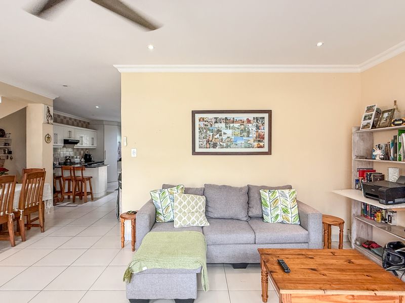 Spacious 4-Bedroom Duplex in Prime Location in Shakas Rock - Photo 4