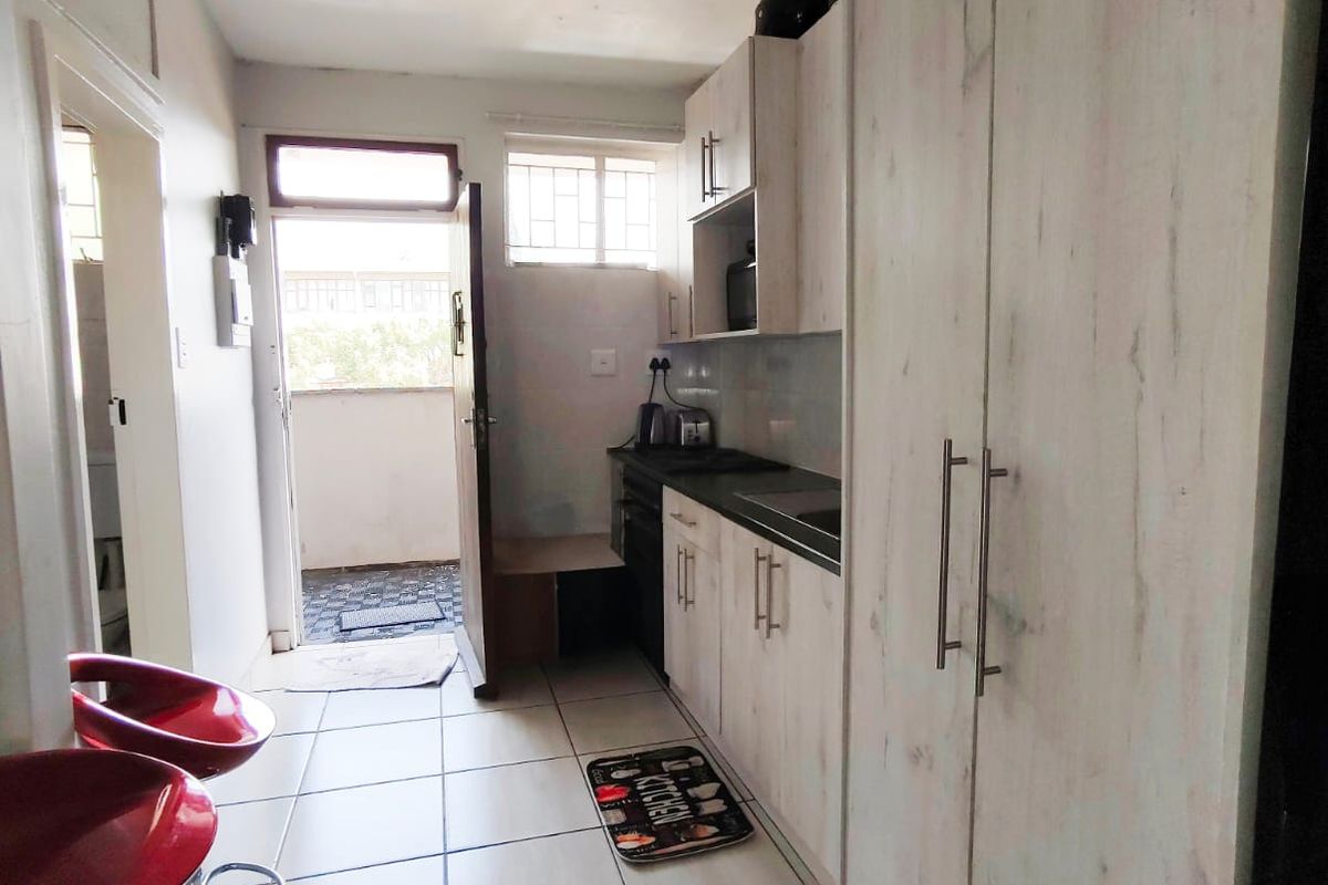 Very modern Bachelor's flat in well known complex, walking distance to Sasol Firm. - Photo 4