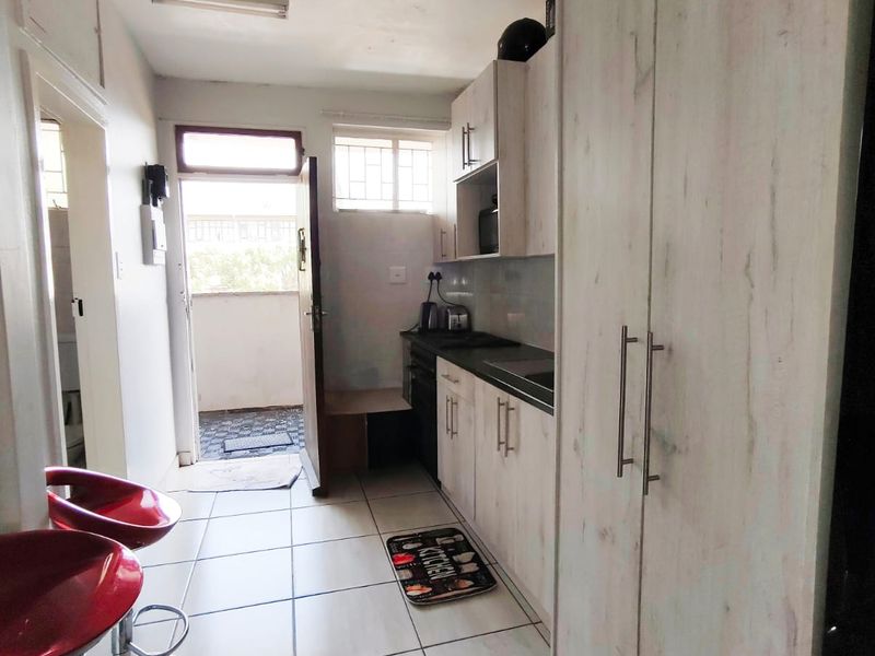 Very modern Bachelor's flat in well known complex, walking distance to Sasol Firm. - Photo 4