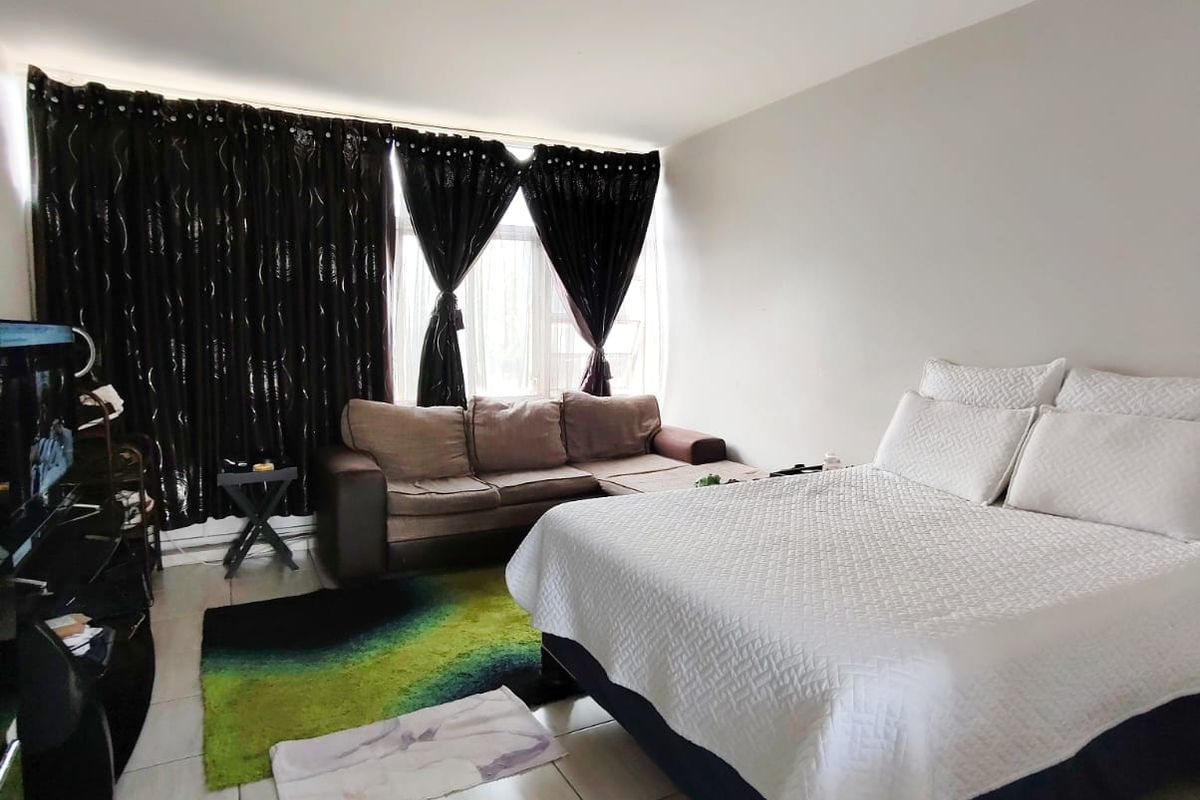 Very modern Bachelor's flat in well known complex, walking distance to Sasol Firm. - Photo 3