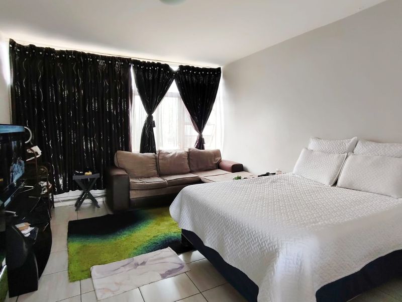 Very modern Bachelor's flat in well known complex, walking distance to Sasol Firm. - Photo 3