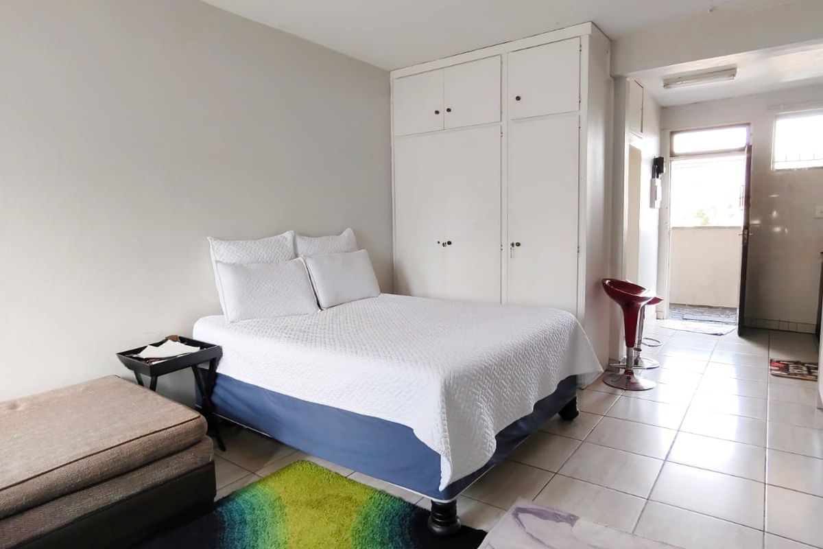 Very modern Bachelor's flat in well known complex, walking distance to Sasol Firm. - Photo 2