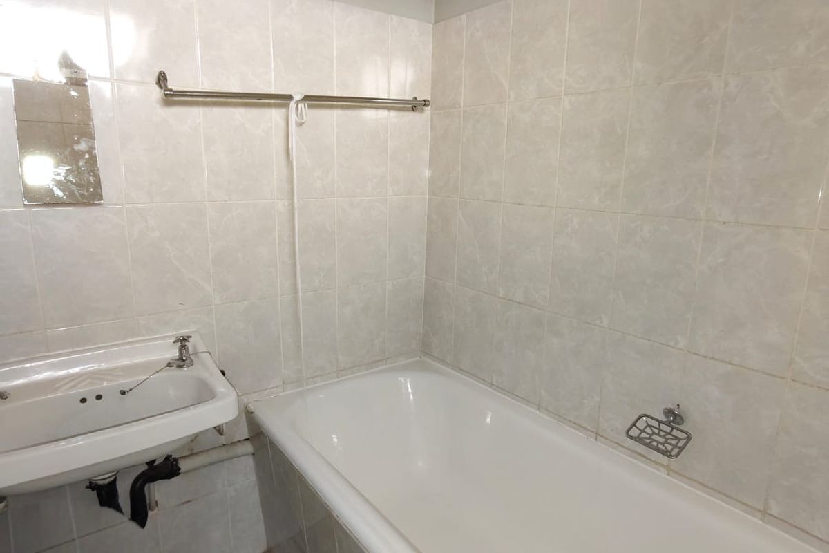 Very modern Bachelor's flat in well known complex, walking distance to Sasol Firm. - Photo 5