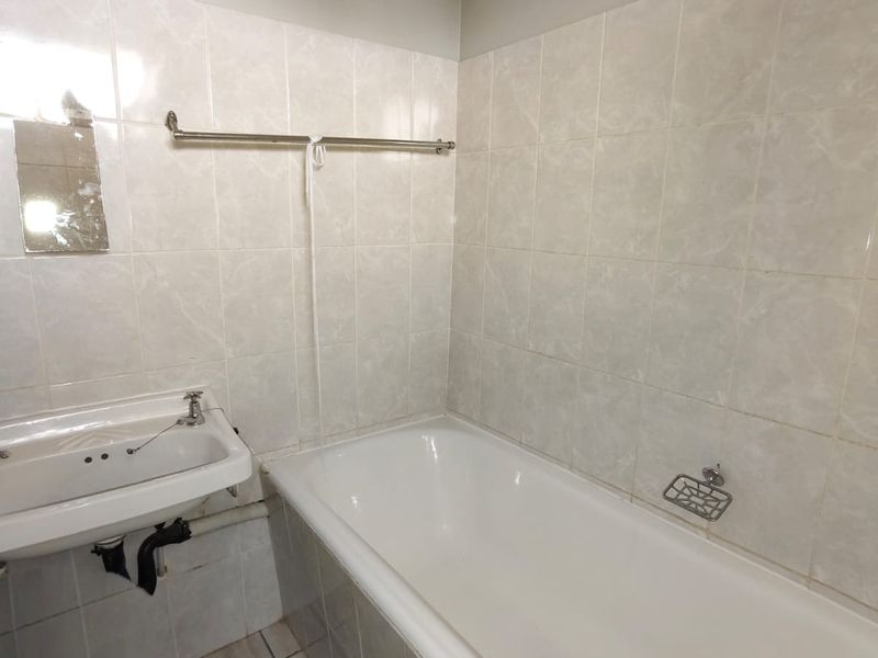 Very modern Bachelor's flat in well known complex, walking distance to Sasol Firm. - Photo 5