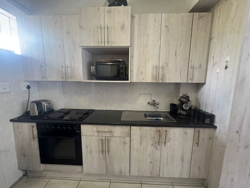 Very modern Bachelor's flat in well known complex, walking distance to Sasol Firm. - Photo 7