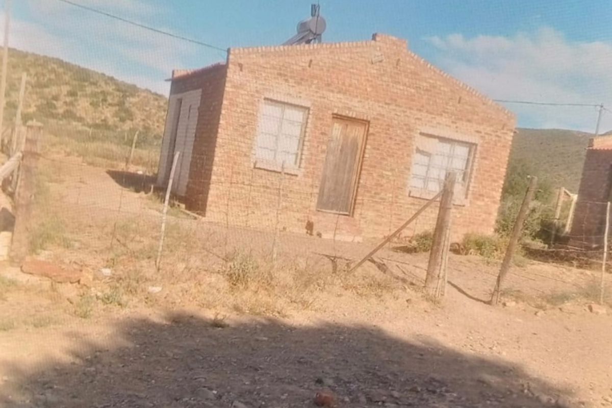 Small  House in need of TLC -Willowmore - Photo 3