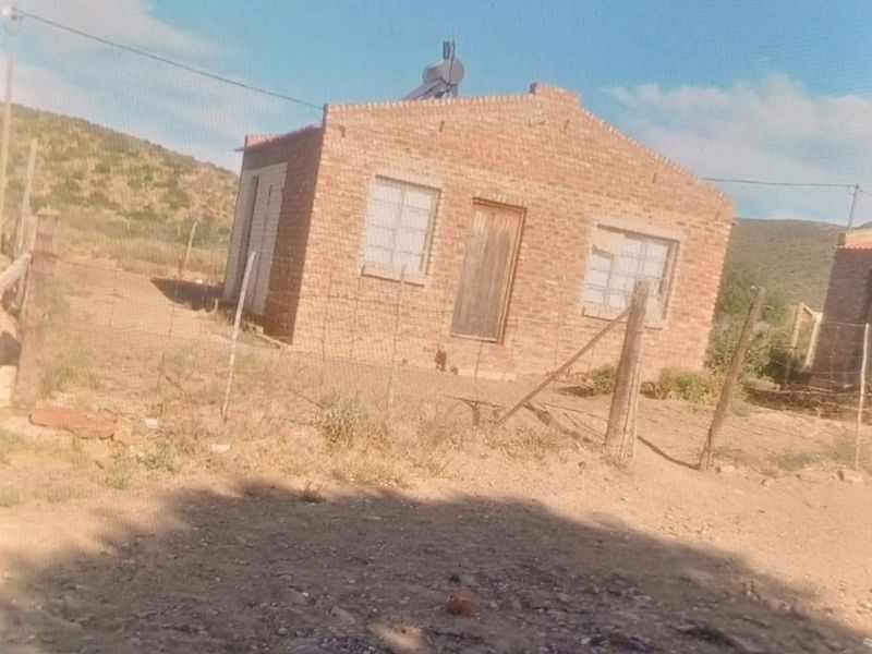 Small  House in need of TLC -Willowmore - Photo 3