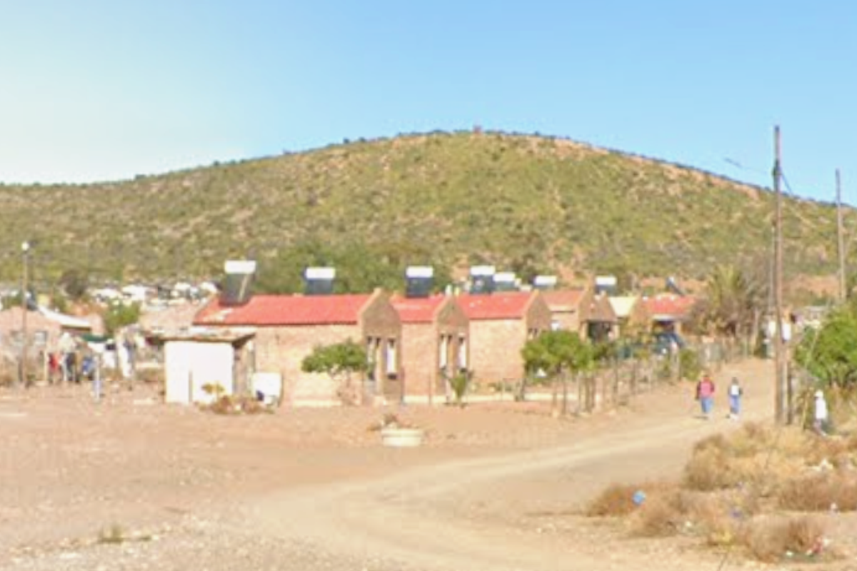 Small  House in need of TLC -Willowmore - Photo 2