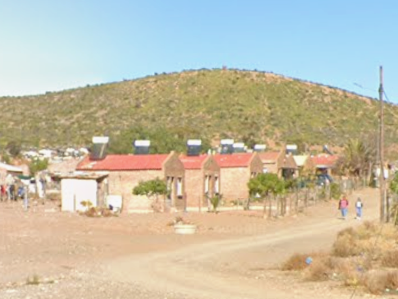 Small  House in need of TLC -Willowmore - Photo 2