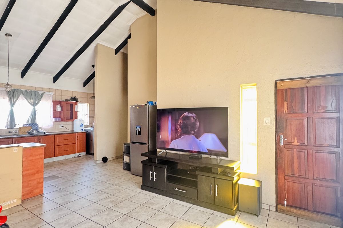 Live In, Rent Out, or Both | This Subdivided Property Offers 2 Flats, Garage, Carport, Extra Parking - Photo 5