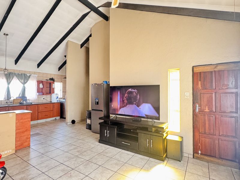 Live In, Rent Out, or Both | This Subdivided Property Offers 2 Flats, Garage, Carport, Extra Parking - Photo 5