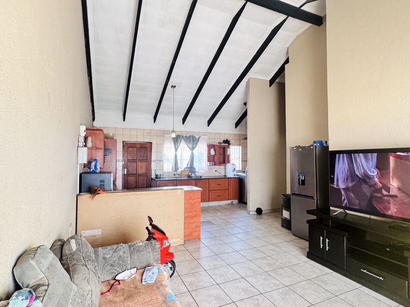 Live In, Rent Out, or Both | This Subdivided Property Offers 2 Flats, Garage, Carport, Extra Parking - Photo 6