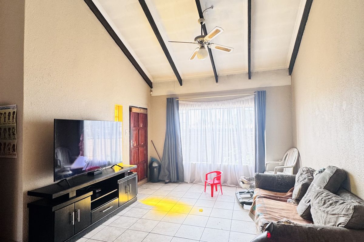 Live In, Rent Out, or Both | This Subdivided Property Offers 2 Flats, Garage, Carport, Extra Parking - Photo 4