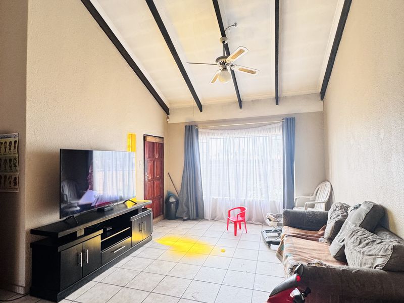 Live In, Rent Out, or Both | This Subdivided Property Offers 2 Flats, Garage, Carport, Extra Parking - Photo 4