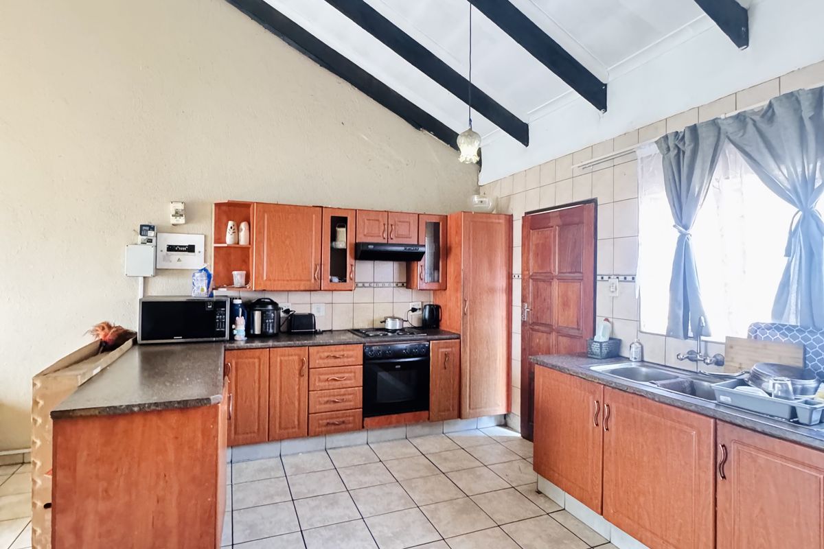 Live In, Rent Out, or Both | This Subdivided Property Offers 2 Flats, Garage, Carport, Extra Parking - Photo 2