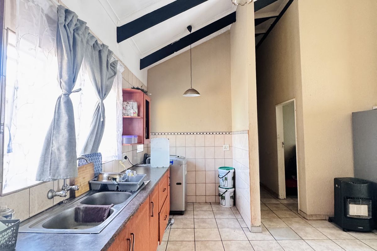 Live In, Rent Out, or Both | This Subdivided Property Offers 2 Flats, Garage, Carport, Extra Parking - Photo 3