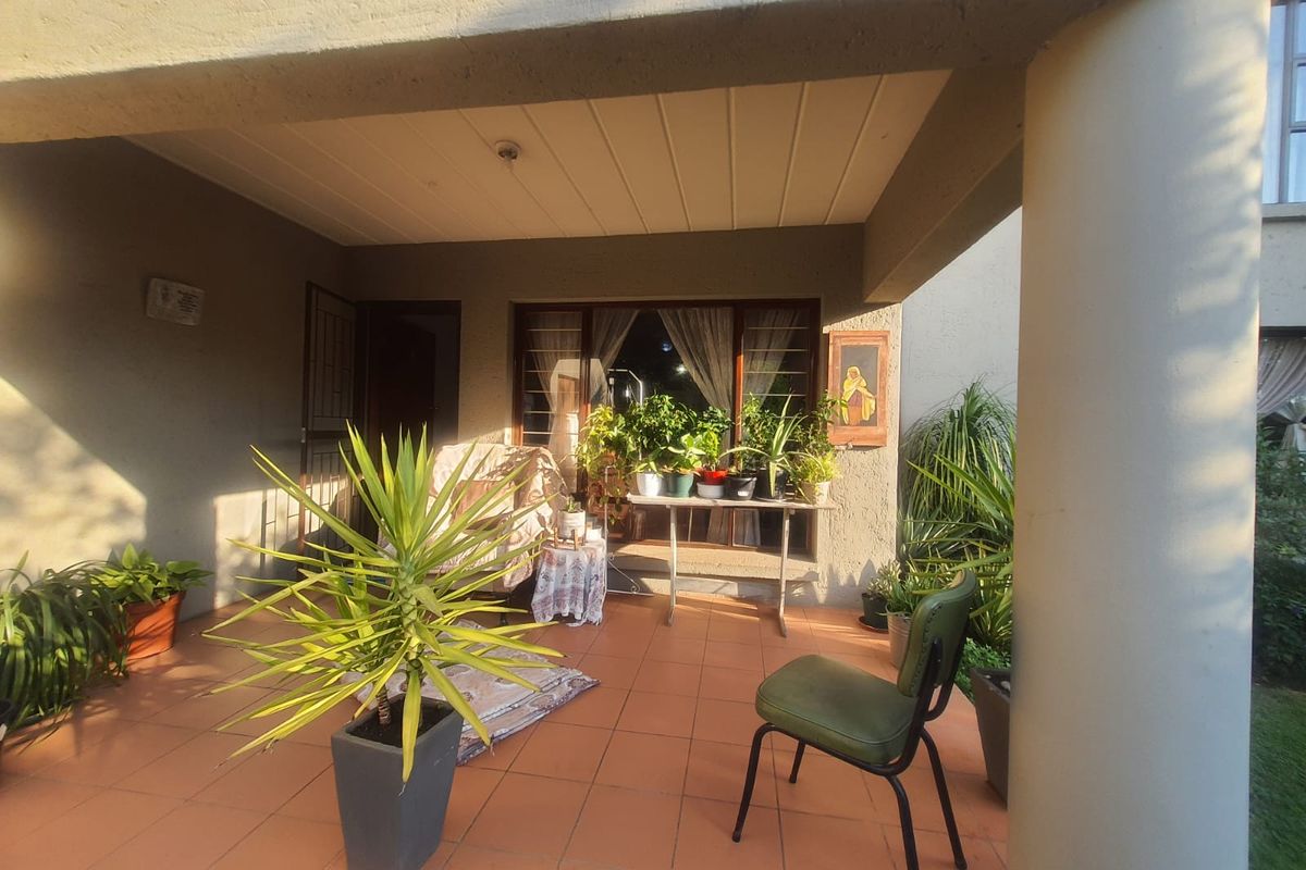 Prime Location Secured Complex Townhouse With A Beautiful Garden And Communal Pool Can Now Be Yours - Photo 3