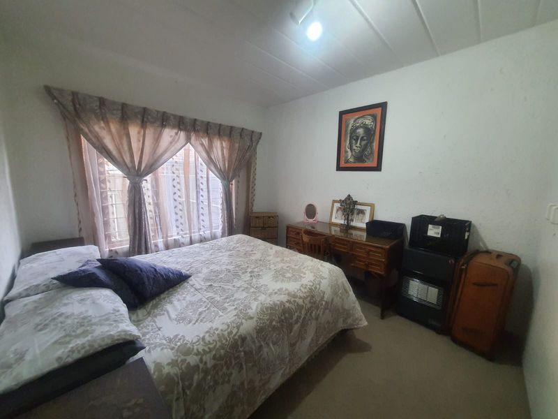 Prime Location Secured Complex Townhouse With A Beautiful Garden And Communal Pool Can Now Be Yours - Photo 8