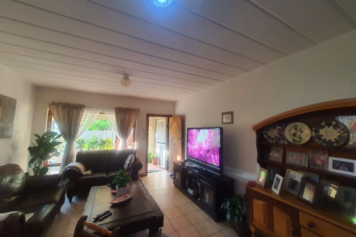 Prime Location Secured Complex Townhouse With A Beautiful Garden And Communal Pool Can Now Be Yours - Photo 5