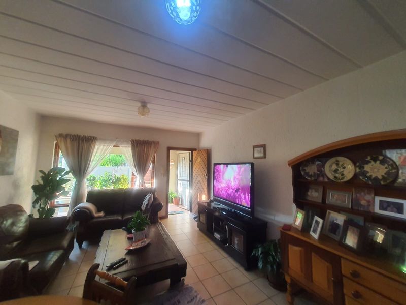 Prime Location Secured Complex Townhouse With A Beautiful Garden And Communal Pool Can Now Be Yours - Photo 5