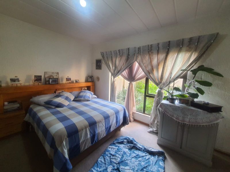 Prime Location Secured Complex Townhouse With A Beautiful Garden And Communal Pool Can Now Be Yours - Photo 9