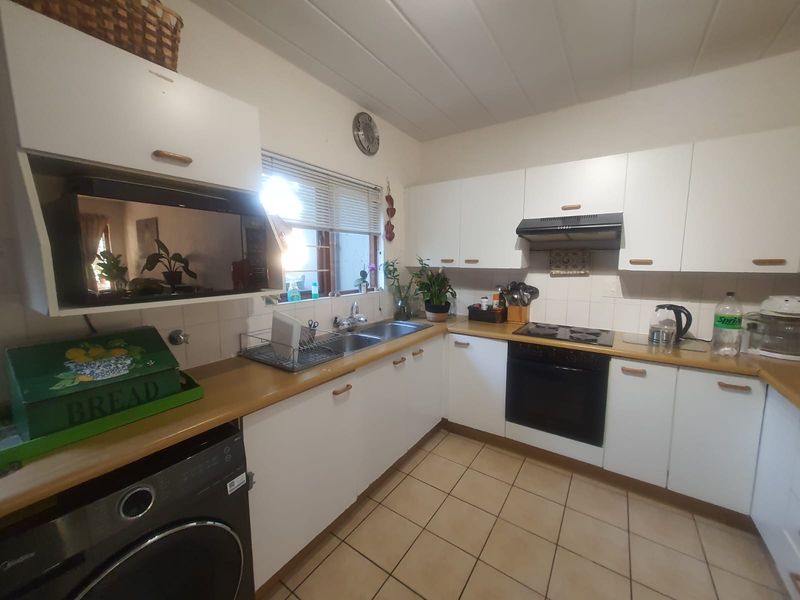 Prime Location Secured Complex Townhouse With A Beautiful Garden And Communal Pool Can Now Be Yours - Photo 7