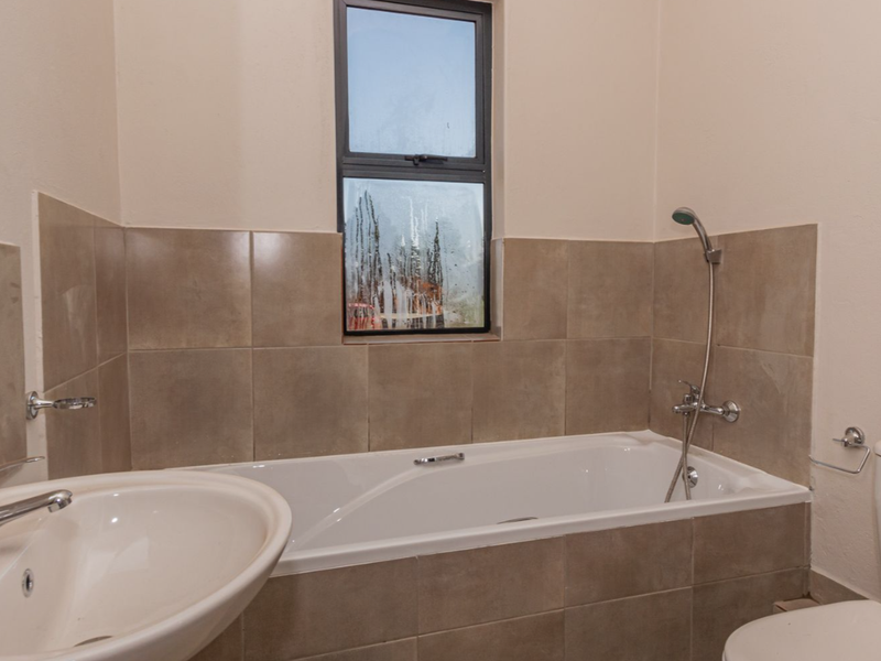 2-Bedroom Apartment for Sale in Prime Rynfield Location - Photo 3