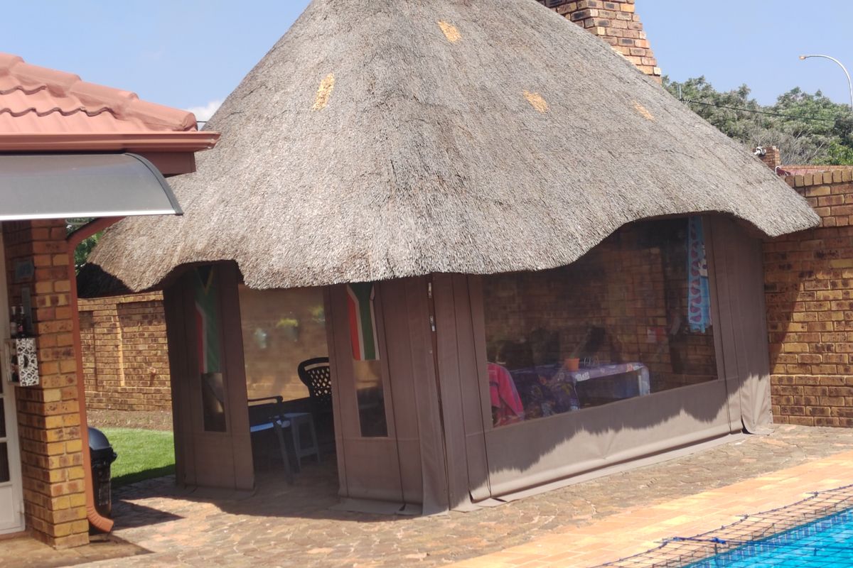 Beautiful 3 bedroom with a sparkling pool in Sunair Park,Brakpan - Photo 2